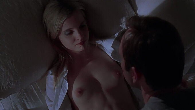 การแสดงที่น่าทึ่งของ Mena Suvari ใน "American Beauty" - ผลงานชิ้นเอกในภาพยนตร์