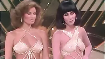 Raquel Welch Y Cher En Tacones Altos Y Atuendos Retro