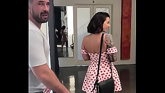 A Tatuada Ivy Lebelle Em Um Vídeo Pov Fazendo Um Boquete Por Trás