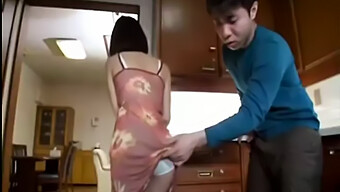 成熟的日本妈妈给继子...