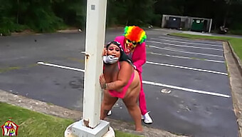 Jaidyn Venus Cherche Du Sexe Gratuit Avec Le Clown Gibby, Ce Qui Entraîne Une Action Publique Hardcore.