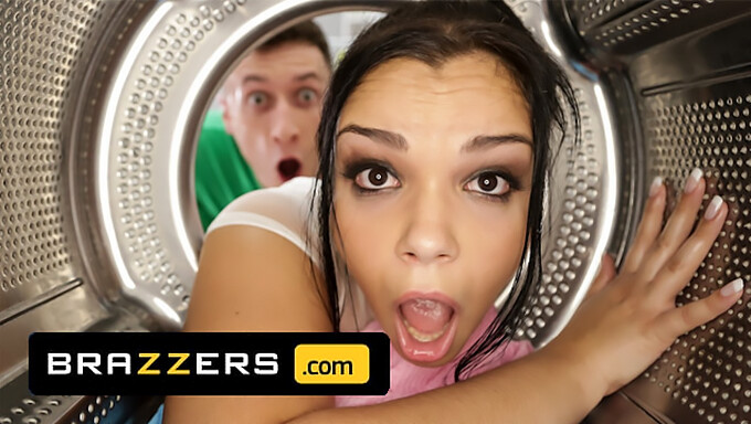 Sofia Lee Menerima Bantuan Dari Pacar Teman Sekamarnya Dalam Video Brazzers, Mengarah Pada Pertemuan Anal Yang Panas.