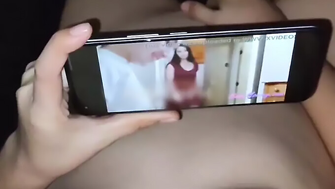 Üvey Erkek Kardeş Üvey Kız Kardeşi Için Dikiş Atıyor, Porno Keşfediyor Ve Cinsel Aktiviteye Giriyor