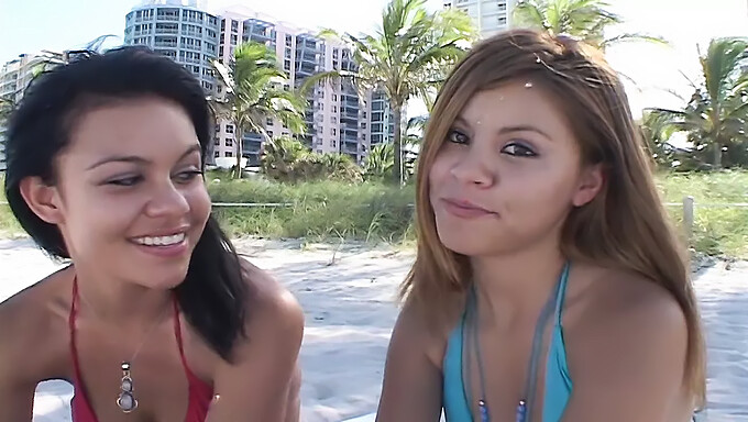 Deux Jeunes Filles Américaines Taillent Une Pipe Sur La Plage De Miami