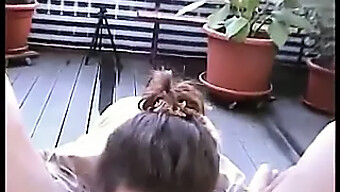 Una Mujer Madura Recién Descubierta Se Involucra En Actividad Sexual En Su Terraza Privada Al Aire Libre.