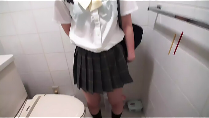 Japanse Tiener Ai Sakura Slikt Sperma In Pov