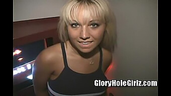 19-Letnia Blond Stylistka Z Opalenizną Idzie Do Gloryhole Na Trochę Akcji.