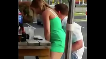 Spycam Záběry Páru, Jak Se Intimně Stýká Na Toaletě Restaurace