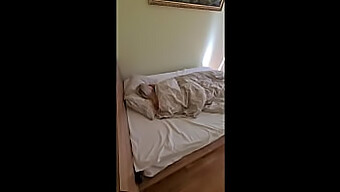 Vidéo Maison Du Rituel Matinal Du Couple: Masturbation Et Doigtage