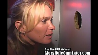 Groepsseks Met Een Hete Milf En Haar Vriendinnen In Een Gloryhole