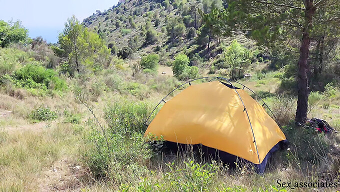 Casal Europeu É Pego Fazendo Sexo Em Uma Tenda, Chocando Um Turista Próximo