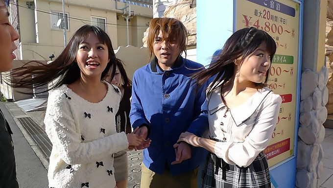 A Beleza Japonesa Kotomi Asakura Desfruta De Um Ménage À Trois Com Dois Amigos