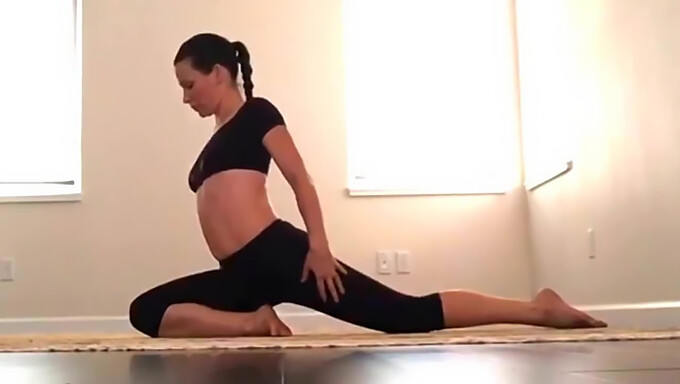 Milfs Celebridades Se Entregan A Una Sesión De Yoga Caliente