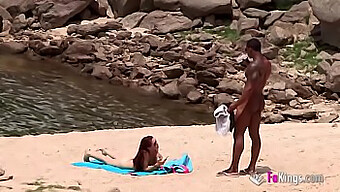 Een Amateurstel Geniet Van Een Openbare Sekssessie Op Het Strand.