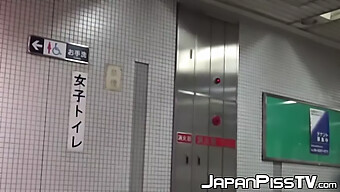 トイレで公衆トイレで...