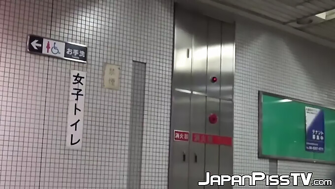 Beautés Japonaises Filmées En Train De Se Soulager Dans Les Toilettes