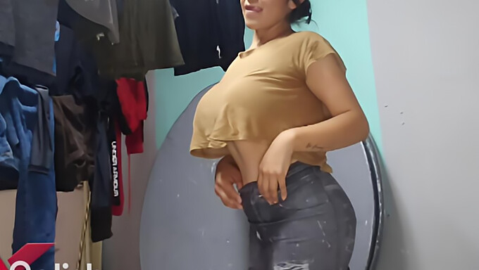 Regardez Un Mec Avec Un Fétichisme Pour Les Gros Seins Et Le Cul Réaliser Ses Désirs Devant La Caméra