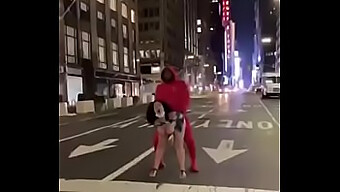 Pareja Interracial Explora El Sexo Al Aire Libre En La Ciudad De Nueva York