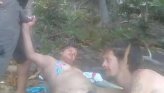 Mamada Y Tetas En La Playa: Aventura Desnuda De La Pareja