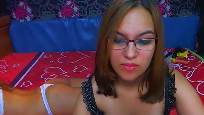 Cuplu De Lesbiene Amatoare Explorează Fisting-Ul Pe Webcam Pentru Publicul Live