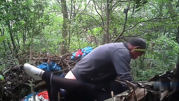 La Rencontre Non Protégée De Son Beau-Père Asiatique Avec Une Jeune Escorte Dans La Nature Sauvage