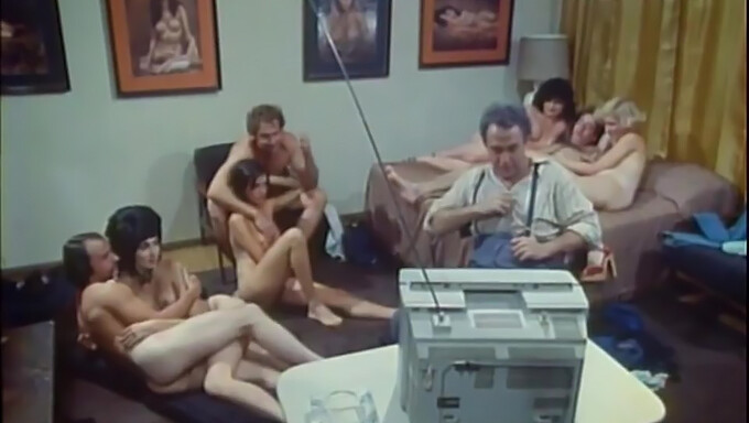 Sex În Grup Retro Cu Femei Păroase Și Schimburi Orale Intense