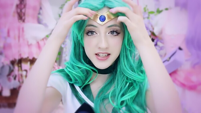 Cosplay Beckii Cruel Mengambil Alih Peranan Sailor Neptune.