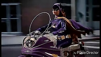 Perjalanan Erotis Batgirl Yang Berpakaian Lateks Bermula Dengan Kemahiran Oral Yang Sensual