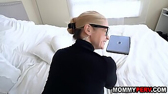 Blond Milf Przyłapuje Swojego Syna Na Oglądaniu Hardkorowego Porno Z Jej Mamą.