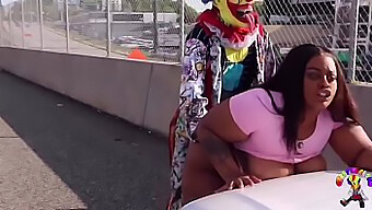 Gibby, El Payaso, Tiene Sexo Explícito Con Una Mujer Voluptuosa En Una Carretera Altamente Traficada En Atlanta.