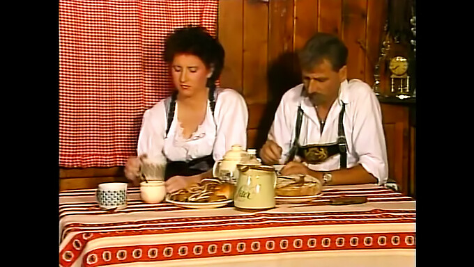 Vintage Deutsche Klassikerin Heidi Bekommt Einen Retro-Cumshot