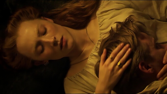 Irsk Skuespillerinne Saoirse Ronan I En Røff Sexscene Som Mary Queen Of Scots