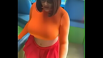 Velma Og Partneren Hennes Blir Slemme I Cosplay